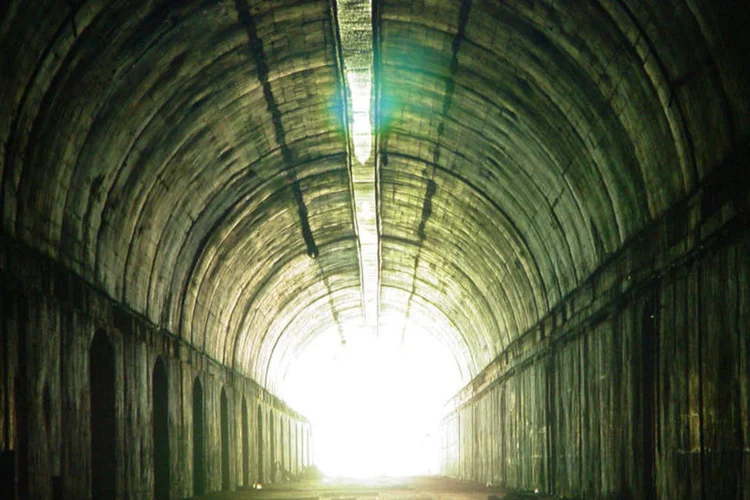 
	Luz no fim do t&uacute;nel: Em vez de se assustar, investidor deve garimpar a&ccedil;&otilde;es que se sobressaem em momentos de crise
 (Stock.xchng / datarec)