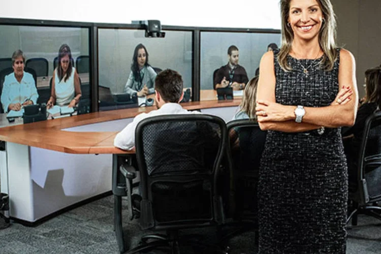 Lygia Villar, diretora de RH da Brookfield, na sala de videoconferência: menos gastos com deslocamentos e outros cortes eficientes geraram economia de 27% no orçamento do RH (Omar Paixão)