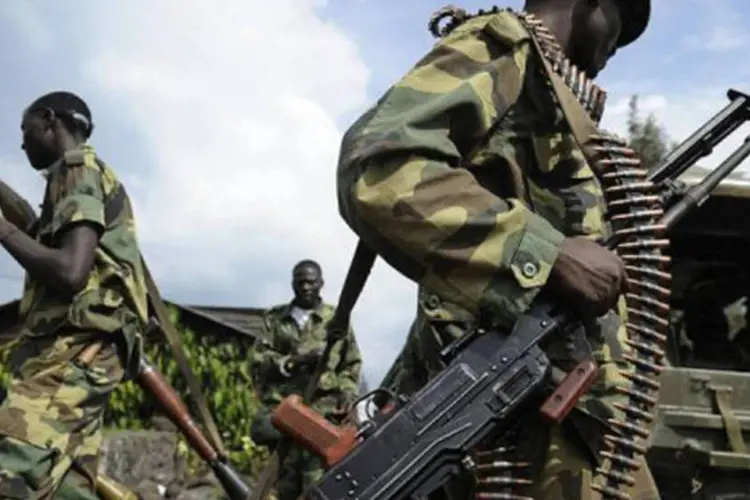 
	Um rebelde do M23 observa um ve&iacute;culo abandonado do Ex&eacute;rcito em Goma: o grupo afirmou que tentar&aacute; alcan&ccedil;ar seus objetivos por meios pol&iacute;ticos
 (©AFP / Tony Karumba)