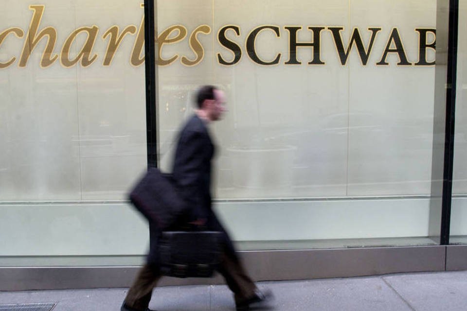 Charles Schwab e Fidelity anunciam vagas para expansão em criptomoedas