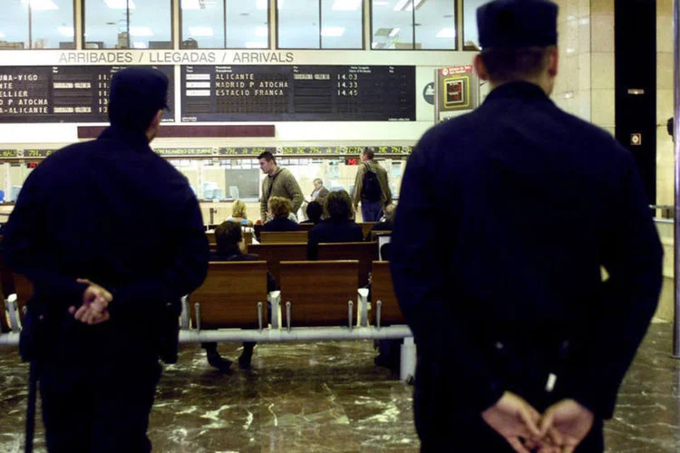 Polícia em aeroporto na Espanha: autoridades espanholas prenderam grupo de tráfico humano e prostituição que enviava dinheiro ao Brasil (Bloomberg)