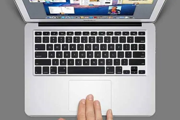 O Mac OS X Lion permite controlar o computador por meio de gestos feitos com os dedos no touch pad, que é capaz de reconhecer toques múltiplos (Reprodução)