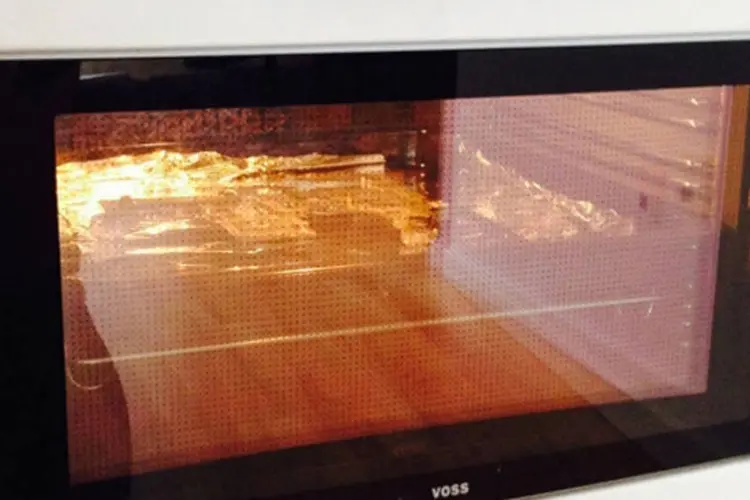 Placa de Macbook no forno: truque consiste em literalmente assar a placa lógica do Macbook Pro no forno, envolta em papel alumínio, a 170 graus Celsius, durante exatos sete minutos (Aleš Kocjančič/Divulgação)