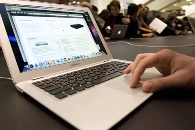 Usuário mexendo no Macbook: o primeiro passo para reforçar a segurança é fazer todas as atualizações do sistema (David Paul Morris/Getty Images)