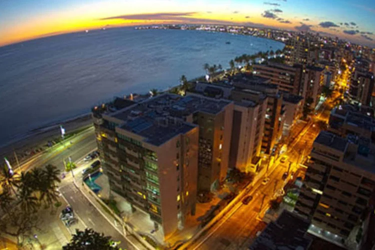 
	Macei&oacute; (AL) vista do alto: amplia&ccedil;&atilde;o de corredores exclusivos de &ocirc;nibus e a reforma de trilhos e esta&ccedil;&otilde;es de metr&ocirc; ser&atilde;o os principais destinos da verba
 (Divulgação/ Prefeitura de Maceió)