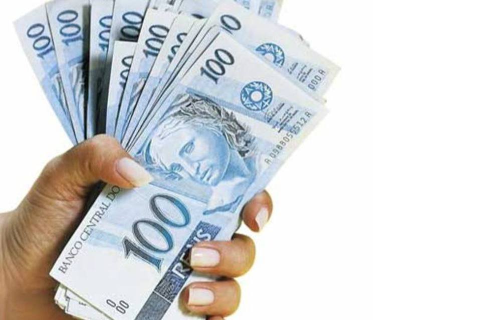 Casal de moradores de rua encontra bolsa com R$ 20 mil e entrega à polícia
