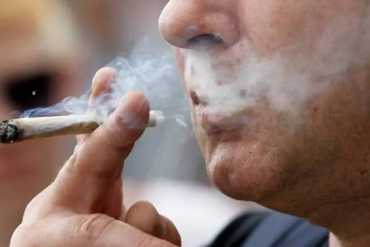 Homem fuma maconha na Alemanha (Getty Images)