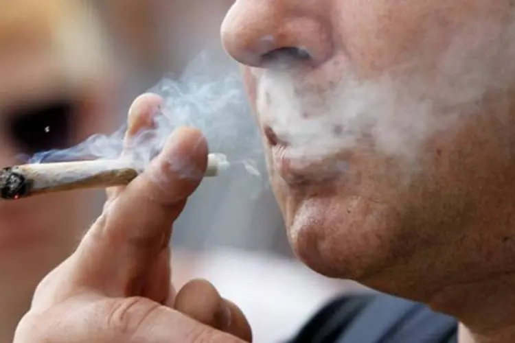 Homem fumando maconha: no estudo, quem fumava maconha tinha mais chance de desistir do dinheiro fácil do que quem usou placebo (Getty Images)