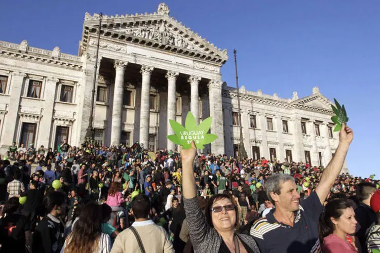 
	Uruguaios participam de uma marcha pela legaliza&ccedil;&atilde;o da maconha
 (Andres Stapff/Reuters)