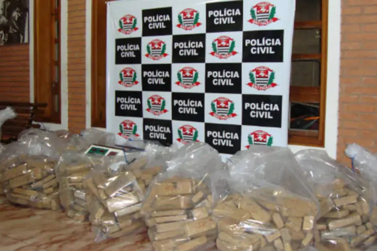 Apreensão de maconha: a droga, em tijolos prensados, estava misturada a uma carga de farinha de milho e foi encontrada após uma vistoria na carroceria do veículo (Policia Civil de São Paulo)