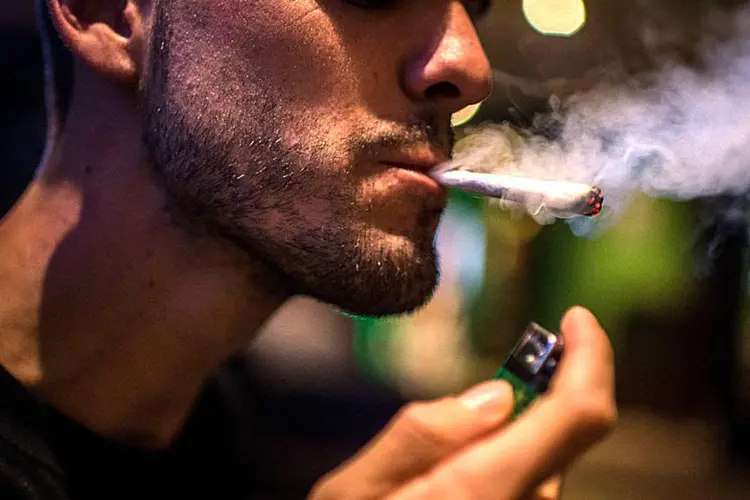Homem fumando maconha (David Ramos/Getty Images)