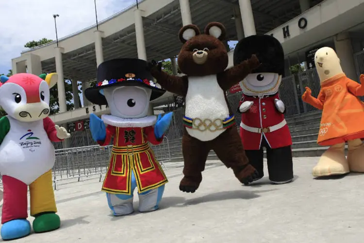 Mascotes de jogos olímpicos anteriores: personagens irão receber as mascotes das Olimpíadas de 2016, que farão primeira aparição pública nesta semana (Reuters)