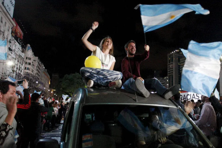 
	Na Argentina, eleitores comemoram vit&oacute;ria de Macri: a presidente Dilma Rousseff ligou na manh&atilde; desta segunda para cumprimentar o presidente eleito
 (Martin Acosta/REUTERS)
