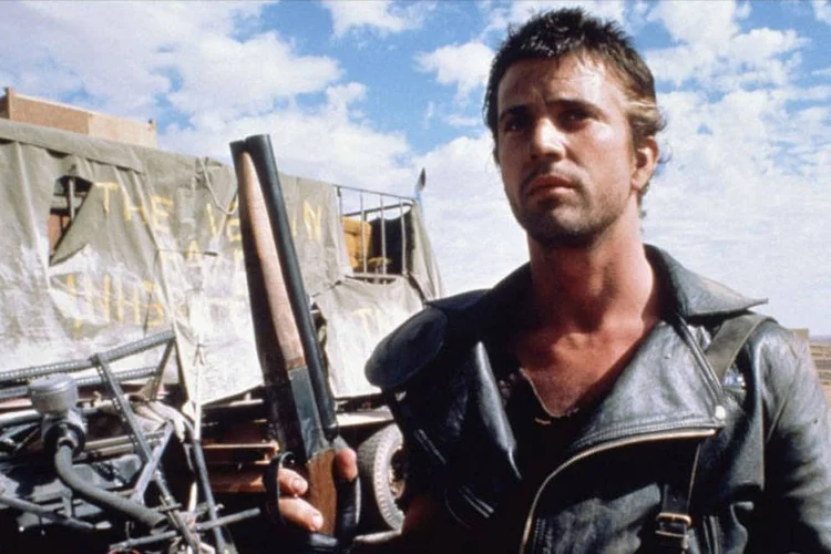 
	Mad Max: o trailer, t&iacute;pico do g&ecirc;nero, traz in&uacute;meras explos&otilde;es, persegui&ccedil;&otilde;es de autom&oacute;vel e cenas de luta em um cen&aacute;rio des&eacute;rtico e desolado
 (Reprodução)