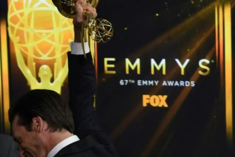 O ator Jon Hamm recebe o prêmio Emmy por seu papel na série "Mad Men", em Los Angeles (Valerie Macon/AFP)