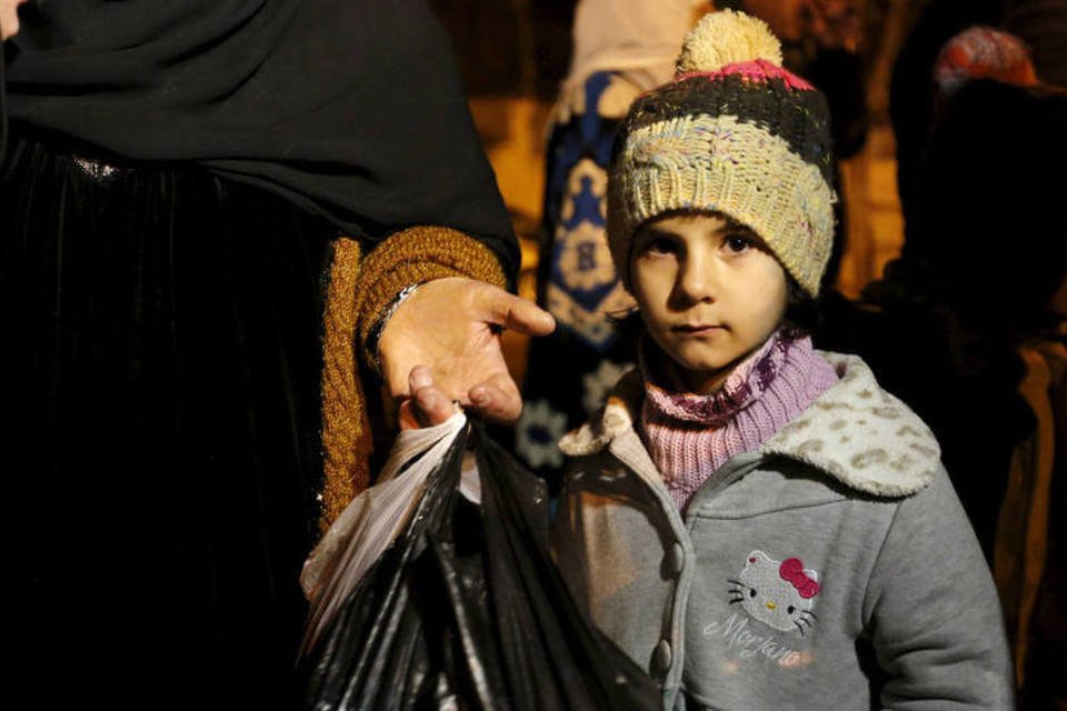 Ao menos 300 pessoas são retiradas da cidade síria de Madaya