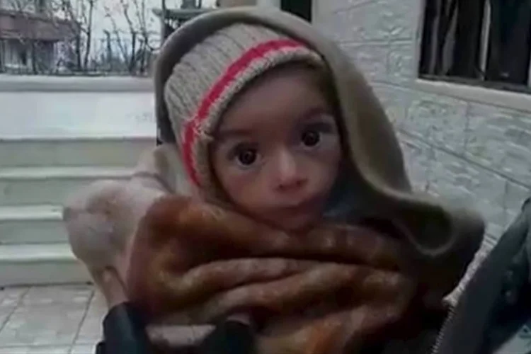 
	Crian&ccedil;a na cidade de Madaya, na S&iacute;ria: com o inverno chegando, e a neve cobrindo as folhas, h&aacute; gente comendo terra para sobreviver
 (Reprodução/YouTube)