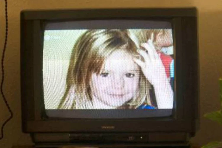 Foto da britânica Madeleine McCann, conhecida como Maddie, em uma televisão: Scotland Yard retomou o caso há dois anos (Johannes Eisele/AFP)