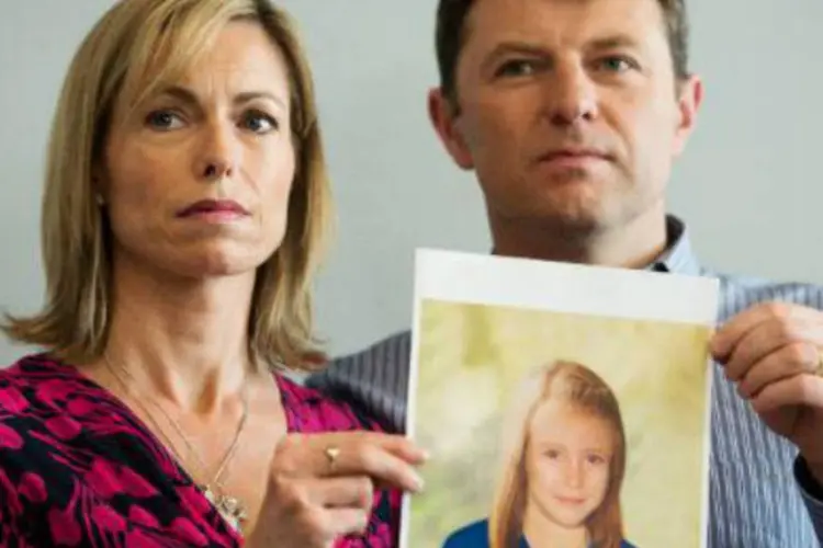
	Os pais da menina desaparecida Madeleine McCann seguram uma proje&ccedil;&atilde;o de como se pareceria a menina
 (AFP)