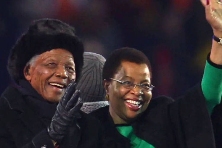 
	Mandela e esposa: ele deixou v&aacute;rios bens &agrave; vi&uacute;va, com quem se casou pela terceira vez no dia de seus 80 anos, com a condi&ccedil;&atilde;o de que ela renunciasse &agrave; metade da heran&ccedil;a que lhe corresponderia
 (Lars Baron/Getty Images)