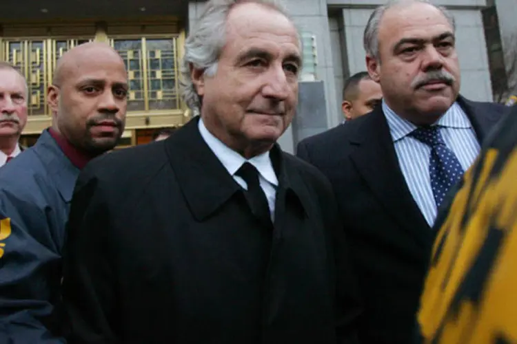 Madoff é escoltado pela polícia após a descoberta da maior fraude de Wall Street (Getty Images)