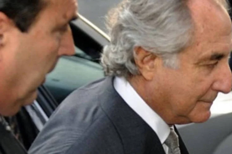 O investidor Bernard Madoff foi condenado a 150 anos de prisão por praticar a maior fraude da história de Wall Street (.)