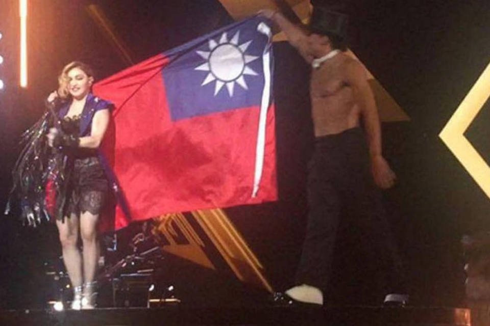 Madonna se envolve na bandeira de Taiwan e cria polêmica