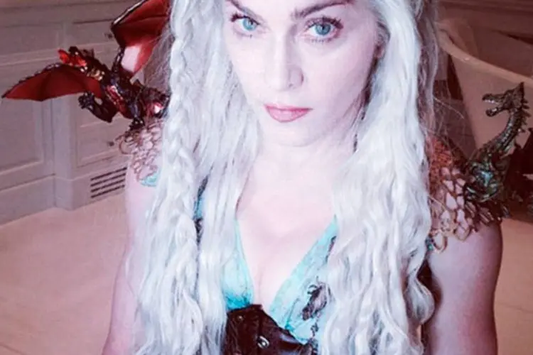 Cantora Madonna fantasiada de Daenerys Targaryen, personagem de Game Of Thrones (Reprodução/Instagram/Madonna)