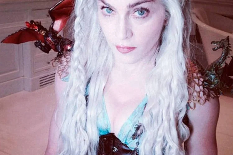 Cantora Madonna fantasiada de Daenerys Targaryen, personagem de Game Of Thrones (Reprodução/Instagram/Madonna)