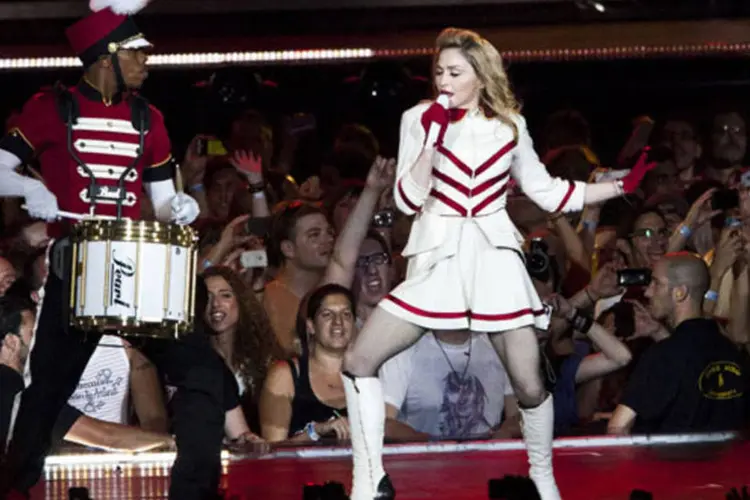 Madonna na turnê "MDNA": Madonna também gerou polêmica ao pedir abertamente a libertação das três componentes do grupo punk Pussy Riot, na Rússia (Getty Images)