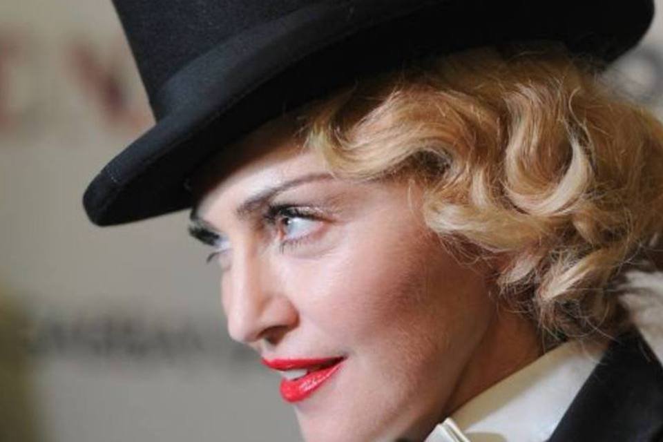 Queda espetacular de Madonna rouba a cena em premiação
