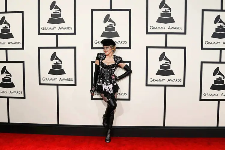 Madonna no Grammy 2015: a popstar estava de Givenchy, com corset bordado, botas estilo mulher gato acima dos joelhos e casquete e véu sobre os olhos (REUTERS/Mario Anzuoni)