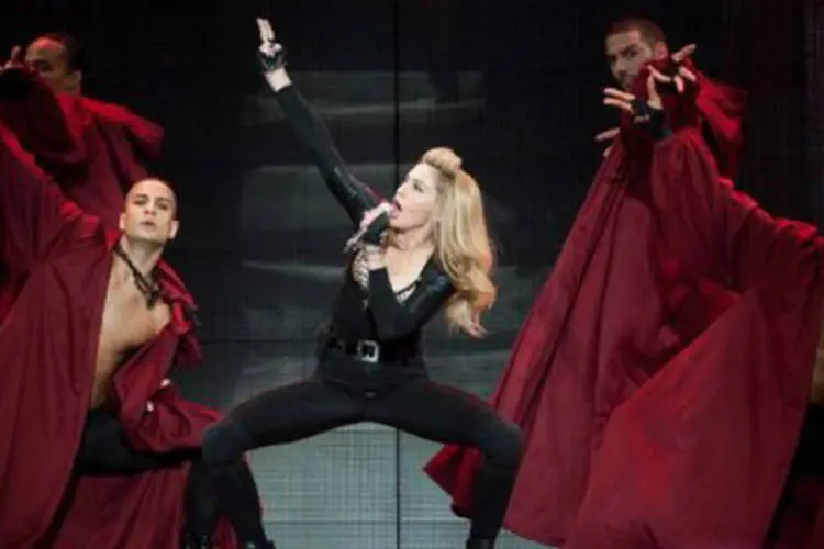 
	Madonna se apresenta em sua nova turn&ecirc;: &quot;a comunidade gay, os homossexuais, t&ecirc;m os mesmos direitos (...) de viver com dignidade, com respeito e amor&quot;
 (Ferdy Damman/AFP)