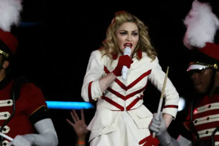 Madonna abriu o show com a canção "Girl Gone Wild", de seu novo álbum, misturada com trechos dos clássicos "Material Girl" e "Give It to Me" (REUTERS)