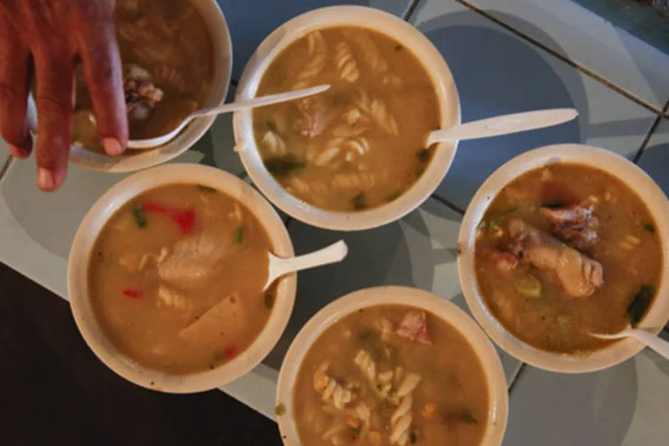 
	Comida: houve avan&ccedil;o em rela&ccedil;&atilde;o a 2009, quando 11,3 milh&otilde;es de pessoas vivam sob amea&ccedil;a da fome
 (Carlos Garcia Rawlins/Reuters)