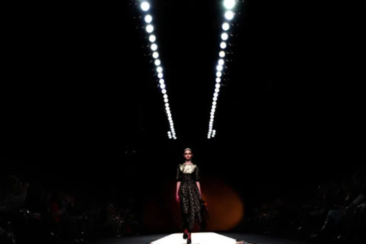 A coleção também abriu espaço para formas aparentemente singelas como os vestidos que se ajustam ao corpo feminino (Jasper Juinen/Getty Images)
