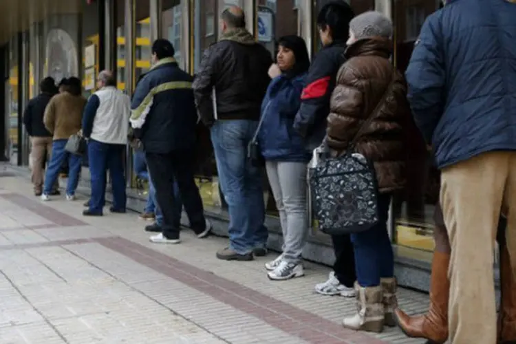 
	Fila de desempregados em Burgos, na Espanha:&nbsp;ligeira melhora prev&ecirc; um aumento de 0,7% do PIB para 2014 e um rebaixamento de d&eacute;cimos na taxa de desemprego at&eacute; 25,9%
 (AFP / Cesar Manso)