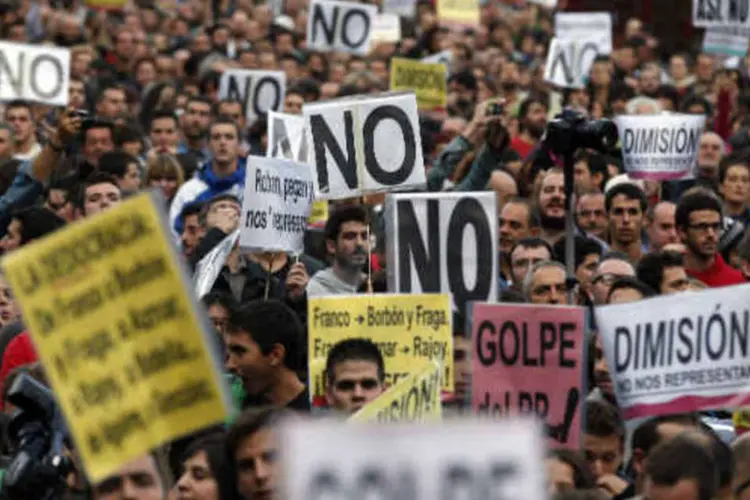 
	Protestos contra situa&ccedil;&atilde;o econ&ocirc;mica em Madri: queda anual foi a segunda pior desde que a s&eacute;rie come&ccedil;ou em 1970, na &eacute;poca da ditadura de Francisco Franco
 (REUTERS/Sergio Perez)