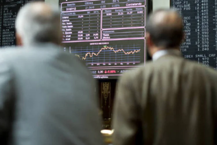 
	A Bolsa de Madri iniciou o preg&atilde;o desta quinta-feira em baixa, e seu principal indicador, o Ibex 35, perdeu 1,04%, aos 8.213 pontos
 (Jasper Juinen/Getty Images)