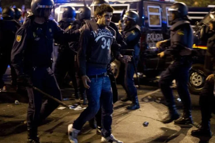 
	Manifestante &eacute; preso em protesto em Madri ontem: O protesto foi convocado pelo Movimento 25S e a plataforma &#39;&#39;En Pie&#39;&#39;
 (Getty Images)