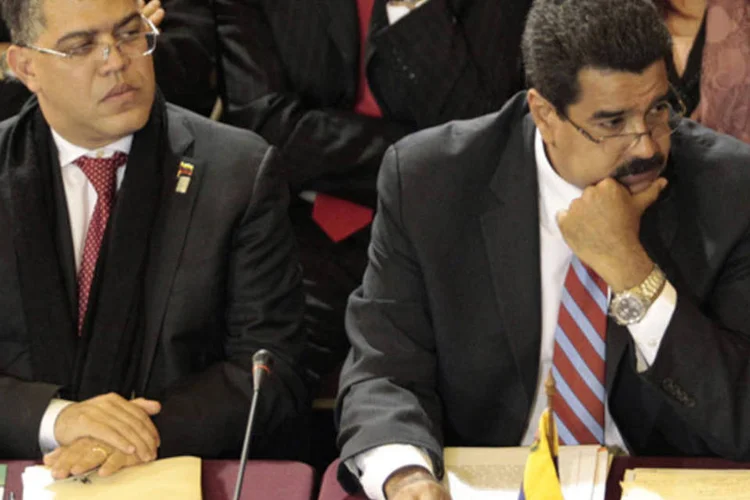 O presidente Nicolas Maduro (D) e seu chanceler Elias Jaua na cúpula do Mercosul: o Mercosul afirmou que tem uma tarefa imediata que é reincorporar o Paraguai. (REUTERS/Nicolas Garrido)