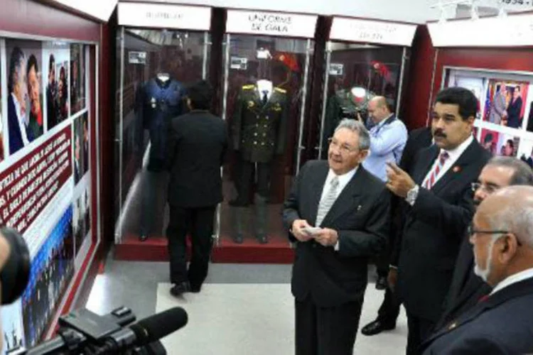 O presidente cubano, Raúl Castro (E), e o venezuelano, Nicolás Maduro (D), inauguram o Museu Hugo Chávez (Marcelino Vazquez/AFP)
