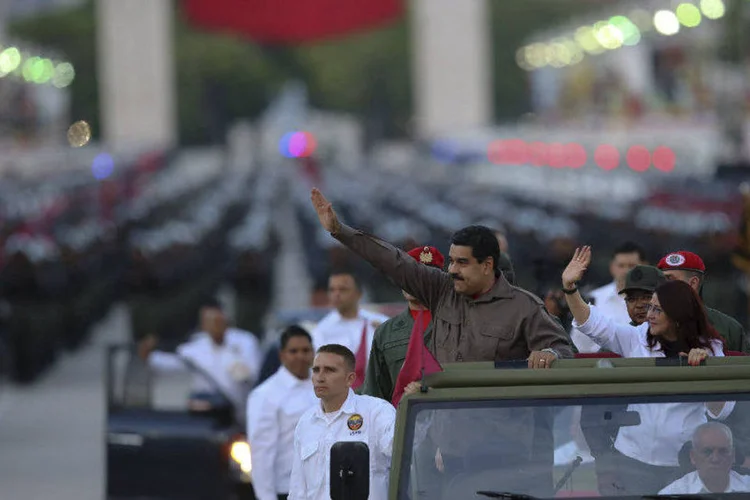 
	Nicol&aacute;s Maduro e sua esposa, Cilia Flores, durante cerim&ocirc;nia de 78&ordm; anivers&aacute;rio da Guarda Nacional da Venezuela, em Caracas
 (REUTERS/Miraflores Palace)