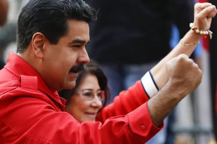 Presidente da Venezuela, Nicolás Maduro, acena para seus apoiadores próximo de sua mulher, Cilia Flores, durante cerimônia em Caracas (Carlos Garcia Rawlins/Reuters)