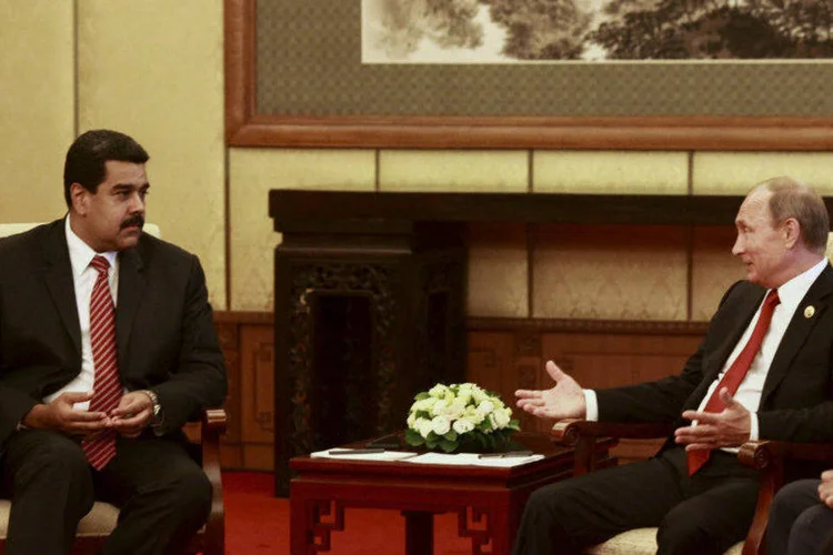 O presidente da Venezuela, Nicolás Maduro (E), e o presidente da Rússia, Vladimir Putin (Miraflores Palace/Handout via Reuters)