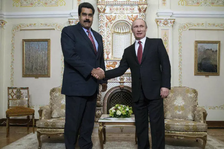 
	O presidente da Venezuela, Nicol&aacute;s Maduro (E), se encontra com o presidente russo, Vladimir Putin: dois presidentes est&atilde;o em Pequim para assistir a desfile militar
 (Pavel Golovkin/Pool/Reuters)