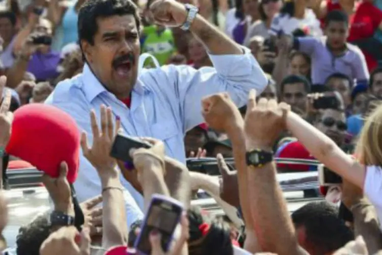 
	Maduro comemora sua vit&oacute;ria nas elei&ccedil;&otilde;es presidenciais: sa&iacute;da ocorre dia ap&oacute;s oposi&ccedil;&atilde;o apresentar pedido para classificar as elei&ccedil;&otilde;es de abril como fraudulentas
 (AFP)