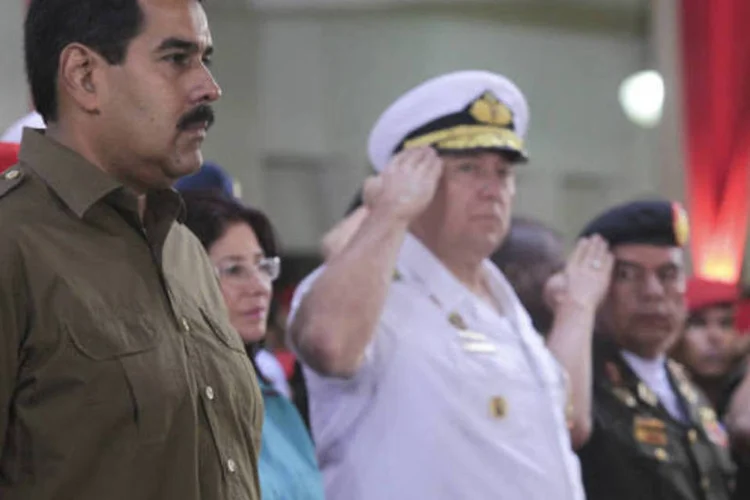 O Executivo nega e responsabiliza Capriles pelos distúrbios que deixaram oito mortos, dezenas de feridos e vários edifícios públicos danificados em sua negativa em reconhecer a eleição (REUTERS/Miraflores Palace/Handout)