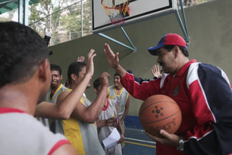 O presidente interino da Venezuela, Nicolás Maduro, joga basquete durante a cerimônia de inauguração de uma quadra no bairro Petare, em Caracas (REUTERS / Miraflores Palace)