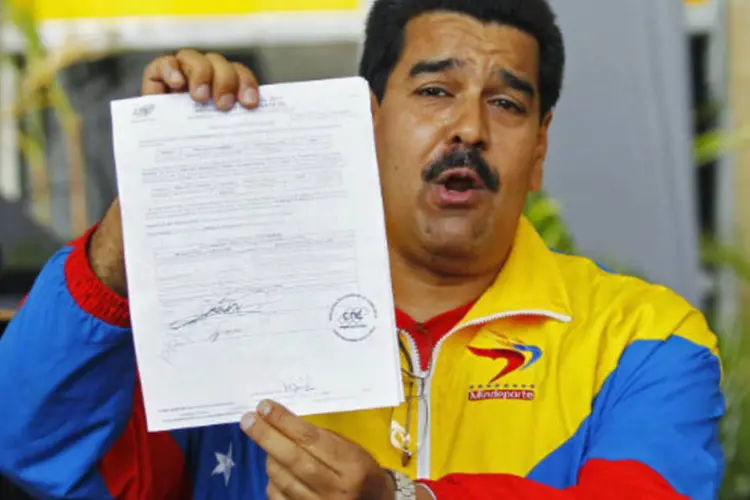 
	&quot;Em nome de meu comandante Hugo Ch&aacute;vez, quero me tornar o presidente que ir&aacute; salvar a Venezuela da viol&ecirc;ncia, da criminalidade e das drogas&quot;, disse Maduro, entre aplausos dos chavistas
 (REUTERS/Carlos Garcia Rawlins)